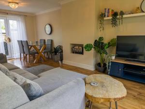 Two bd house with private parking