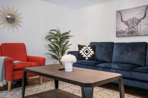 SP1 - Modern 3BR,2BA Townhome - Stylish Comfort - Free Parking - In-Unit Laundry