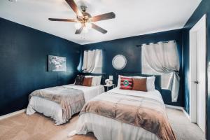 SP1 - Modern 3BR,2BA Townhome - Stylish Comfort - Free Parking - In-Unit Laundry