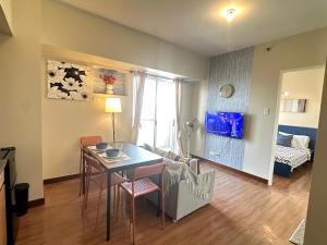 Chic 1BR Condo With Mid-Century Charm & Balcony View