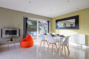 4 BR I 2 BA I Sleeps 8 I Spacious I Modern I Wi-Fi I