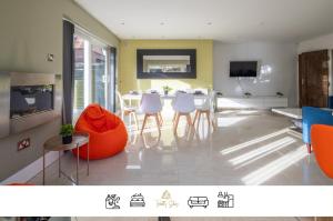 4 BR I 2 BA I Sleeps 8 I Spacious I Modern I Wi-Fi I