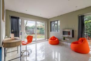 4 BR I 2 BA I Sleeps 8 I Spacious I Modern I Wi-Fi I