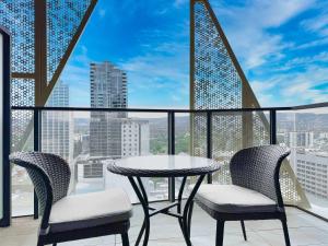 Central & Spacious Apt in Rundle Mall with Balcony