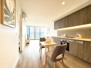 Central & Spacious Apt in Rundle Mall with Balcony