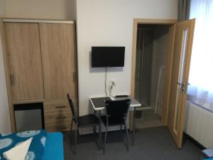 Villa Marcus - rodinný relax 200 m od Penzionu Kometa, u jezera s grilem a sdílenou kuchyní