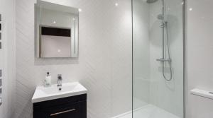 Luxury Apartment Woodsmill View - on the river - with balcony - Recently refurbished