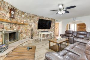 Private Hot Tub & Huge Yard: Phoenix Family Home