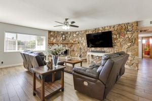 Private Hot Tub & Huge Yard: Phoenix Family Home