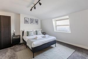Newly Refurbished 2BDR West London Retreat