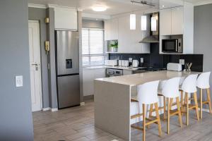 Seaspray B304-Beachfront with Table Mountain Views