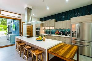 Private Pool with direct access to 2 beaches!