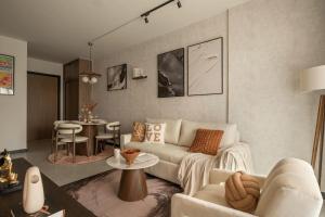 De La Sol District 4- Luxury Premium Studios, 2 & 3 Bedroom Apartments By La Ve La Homes- 10 Min Drive to City Center- Infinity Pool, Sauna & Gym