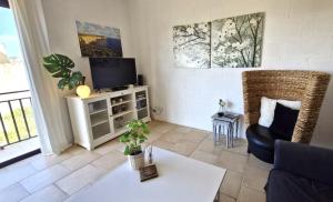 Sunny apartment with rooftop terrace in Victoria