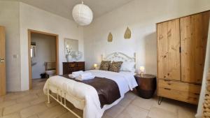 Sunny apartment with rooftop terrace in Victoria