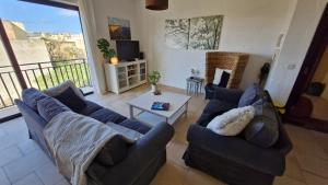 Sunny apartment with rooftop terrace in Victoria