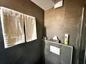 Bijou, Holz, zentral, mit Garage und Pool -CB102-B