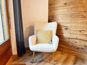 Bijou, Holz, zentral, mit Garage und Pool -CB102-B