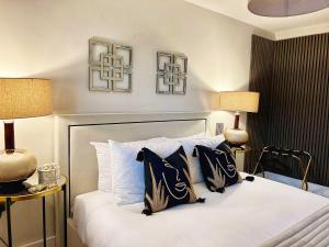 Central, Stylish 2BR Flat Sleeps 6 with Parking!