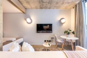 Charming Apartment Steps From Sea Point Beach