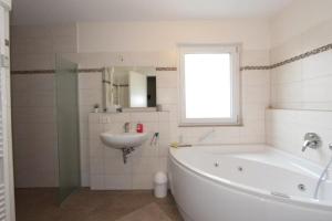 Komfort-Ferienwohnung am Feldberg, 2 Zimmer, Whirlpool, Residenz Grafenmatt, direkt am Skilift und an Wanderwegen