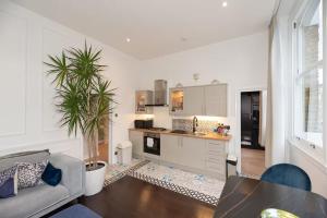 Pass the Keys Chic and Bright 2-Bedroom Flat in Fulham London