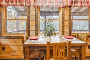 Cozy Couples Getaway w Hot Tub: Fox Ridge Cabin