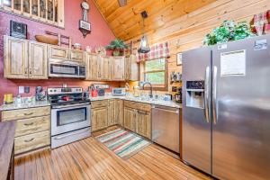 Cozy Couples Getaway w Hot Tub: Fox Ridge Cabin