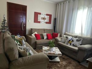 Casa espaçosa em bairro tranquilo, 2 vagas de garagem