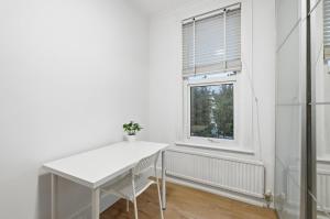 1-Bed Flat, home office and garden