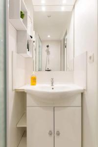 Chic Marais Retreat Steps to Cafes & Notre Dame