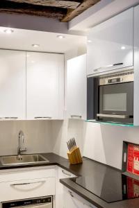 Chic Marais Retreat Steps to Cafes & Notre Dame