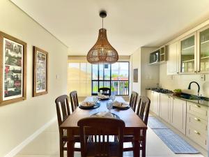 Apto a 450m PRAIA 10 min do BETO CARREIRO 2 Quartos Cozinha completa Churrasqueira Ar Condicionado Wi-Fi e vaga privativa de garagem Reserve agora mesmo