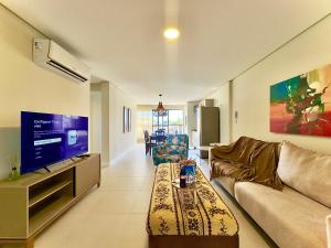 Apto a 450m PRAIA 10 min do BETO CARREIRO 2 Quartos Cozinha completa Churrasqueira Ar Condicionado Wi-Fi e vaga privativa de garagem Reserve agora mesmo