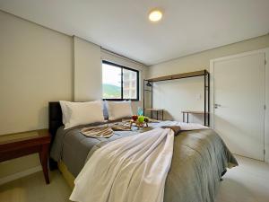 Apto a 450m PRAIA 10 min do BETO CARREIRO 2 Quartos Cozinha completa Churrasqueira Ar Condicionado Wi-Fi e vaga privativa de garagem Reserve agora mesmo