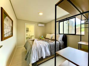 Apto a 450m PRAIA 10 min do BETO CARREIRO 2 Quartos Cozinha completa Churrasqueira Ar Condicionado Wi-Fi e vaga privativa de garagem Reserve agora mesmo