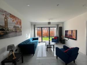 New Build-Free Parking-EV charging-3 Bedrooms-3 showers