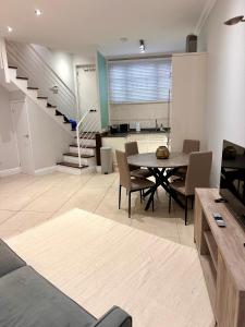 Camden Modern 2BR Apartment, Minutes to Tube & City Central