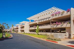 Beachfront Studio Walk to Kamaole Beach Pools