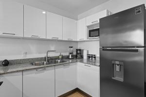 24K Propiedades 15th Floor Camino al Mar Beach Front King Bed