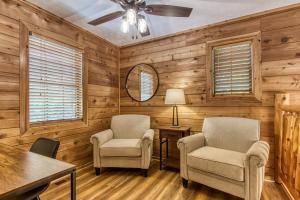 Hilltop Oasis, Strip 4 min, Hot Tub, Games, Pets