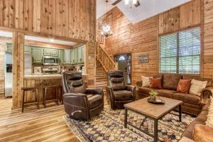 Hilltop Oasis, Strip 4 min, Hot Tub, Games, Pets