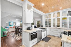 2 Mansions w Pool and Hot Tub in West Palm Beach!