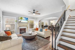 2 Mansions w Pool and Hot Tub in West Palm Beach!