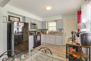 1 Mi to Truman Library Apt with Large Yard!