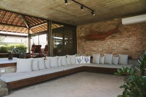 Casa com piscina aquecida, cozinheira, 30m do mar