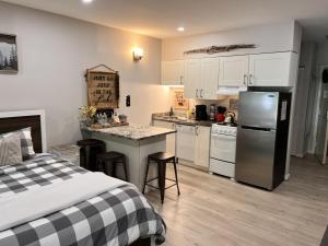 Remodeled Studio with Balcony, Pool and Hot Tub near Loon Mountain