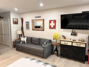 Remodeled Studio with Balcony, Pool and Hot Tub near Loon Mountain