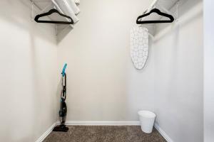 Delightful 1BD AT and T Walkable