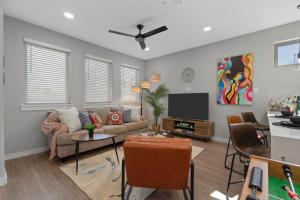 A La mode 2BD Townhouse 7TH St walkable